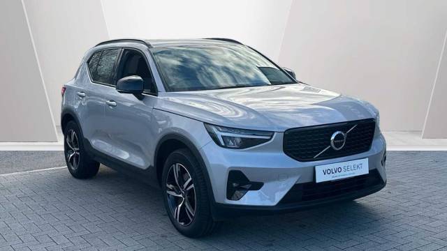 Volvo XC40 2.0 B3 mild hybrid Petrol Plus Dark 4x4 vehicle Petrol Silver Dawn