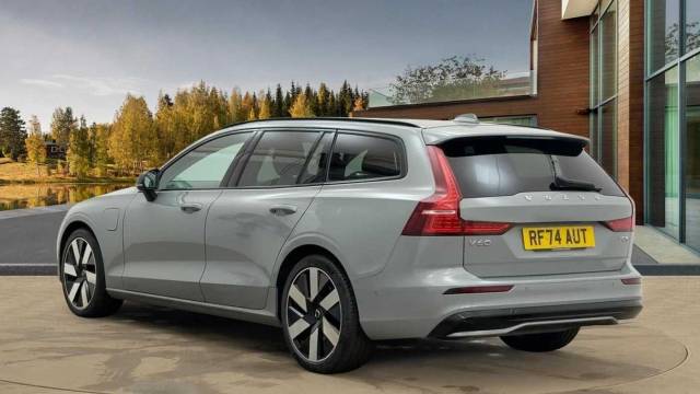 2025 Volvo V60 2.0 T8 AWD PHEV Recharge Ultra Dark