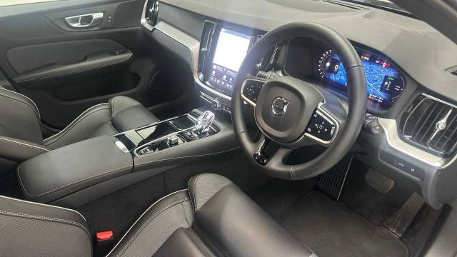 2025 Volvo V60 2.0 T6 AWD PHEV Recharge Plus Dark