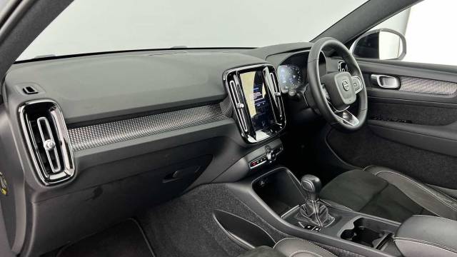 2022 Volvo XC40 1.5 T3 R-Design Manual