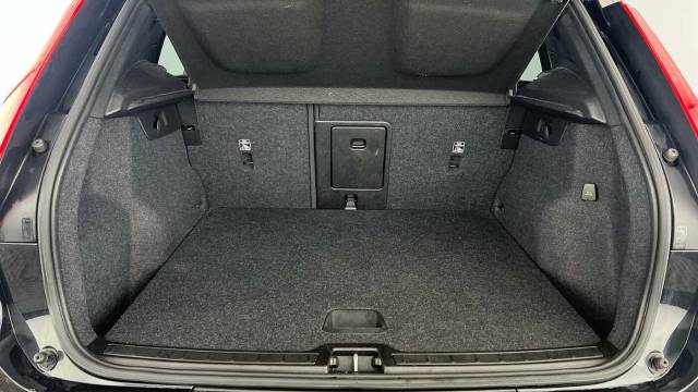 2021 Volvo XC40 2.0 B4 Mild Hybrid R-Design