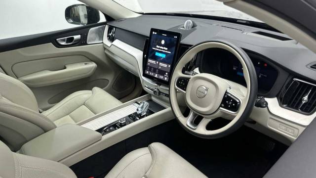 2025 Volvo XC60 2.0 T8 AWD PHEV Electric/Petrol Ultra Dark