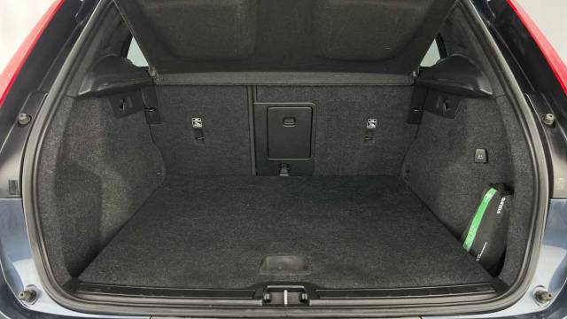 2022 Volvo XC40 1.5 T3 R-Design Manual