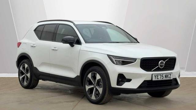 Volvo XC40 2.0 B3 Mild hybrid Petrol Plus Dark 4x4 vehicle Petrol Crystal White