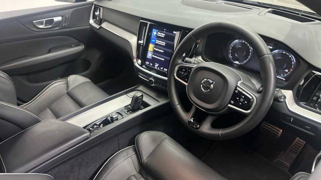 2022 Volvo V60 2.0 B5 Mild Hybrid R-Design