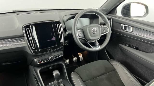 2022 Volvo XC40 1.5 T3 R-Design Manual